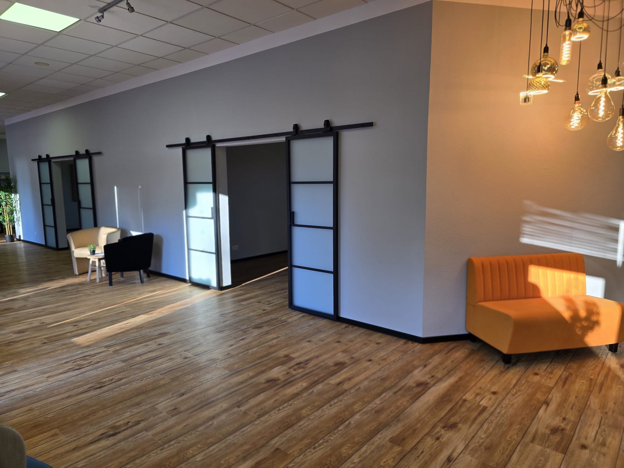 Deko-Regal mit Buddha und Pflanzen