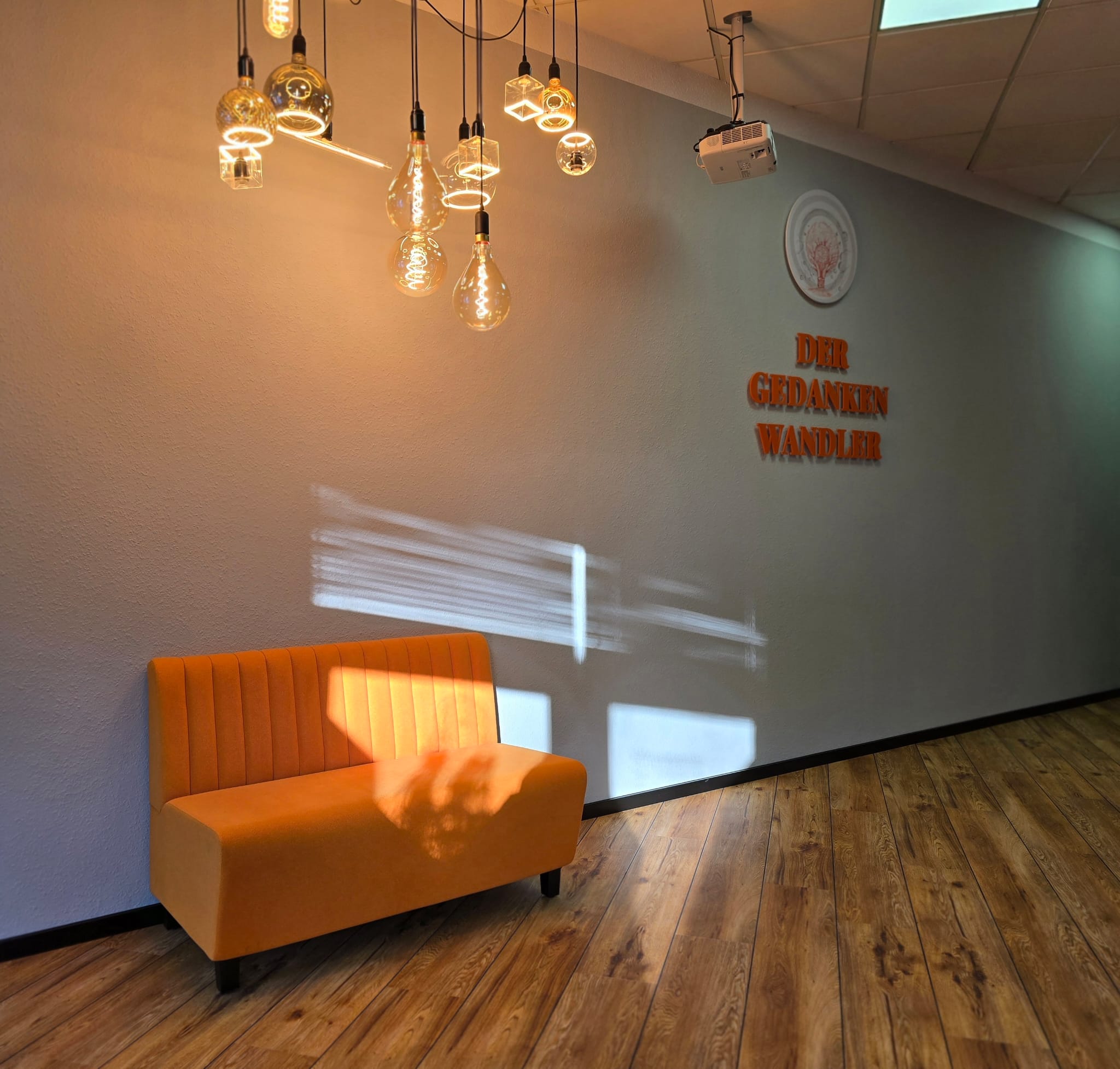 Empfangstheke mit Leuchtschild